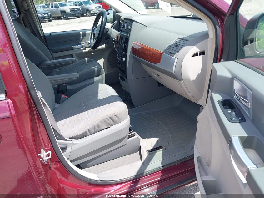 2008 CHRYSLER TOWN & COUNTRY auction photo 5