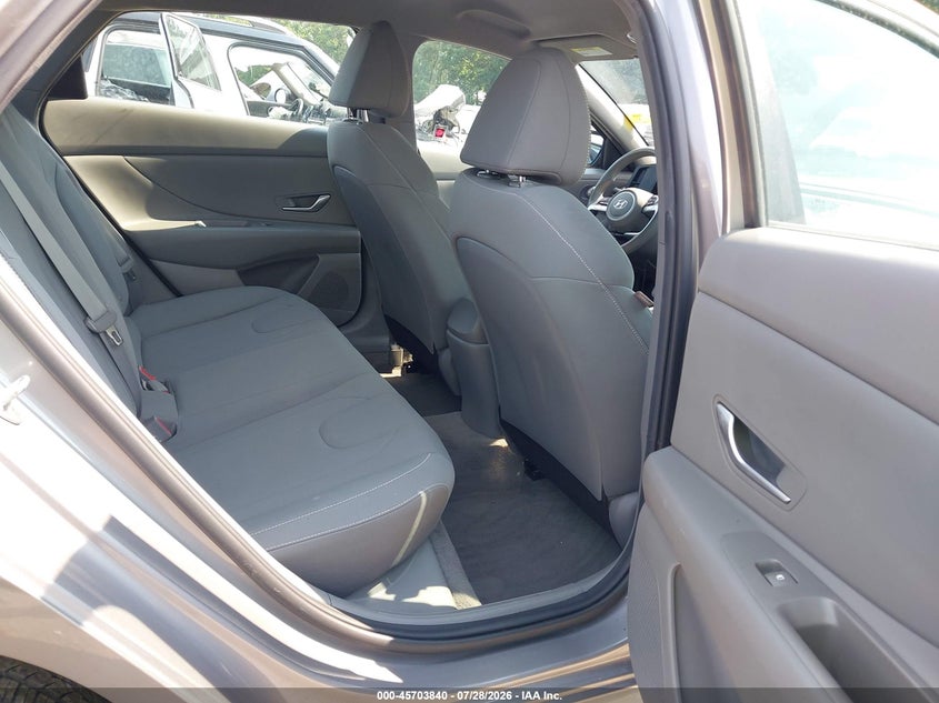 Photo 8 - HYUNDAI ELANTRA