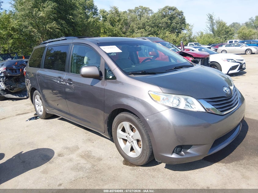 2016 TOYOTA SIENNA auction photo 1