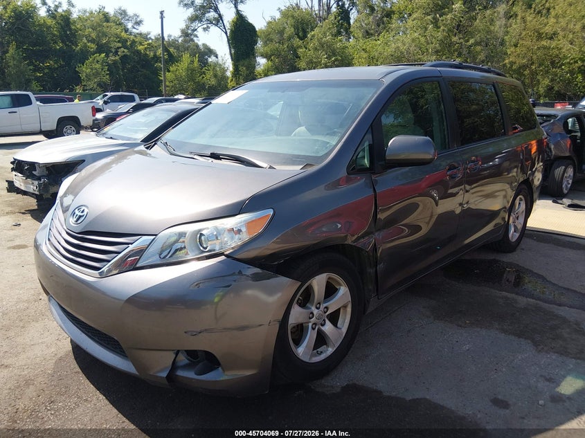 2016 TOYOTA SIENNA auction photo 2