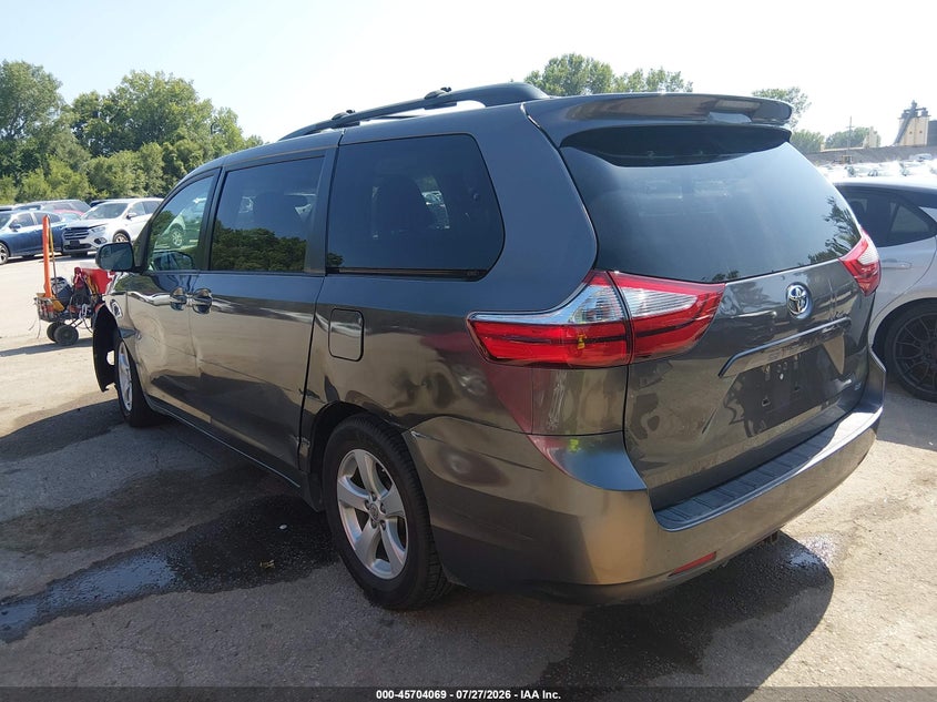 2016 TOYOTA SIENNA auction photo 3