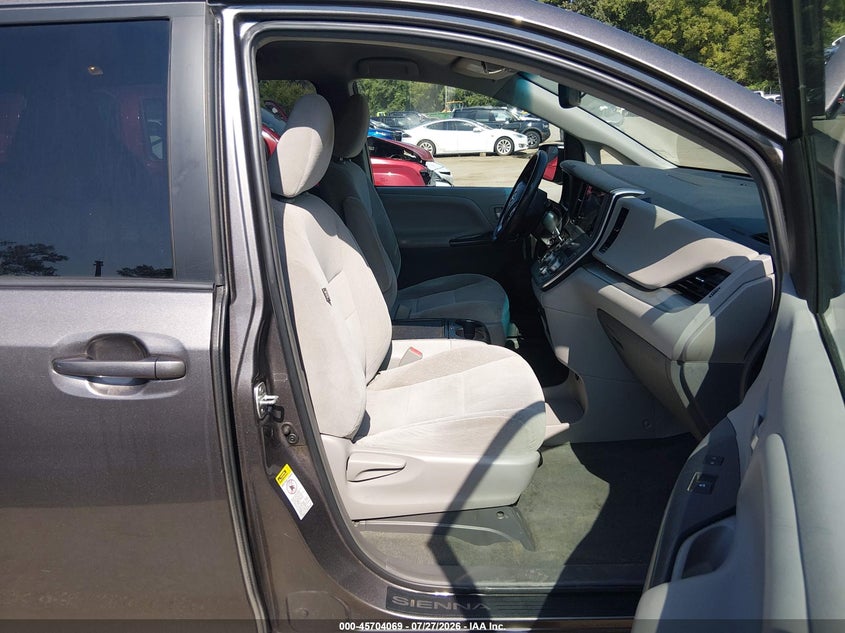 2016 TOYOTA SIENNA auction photo 5