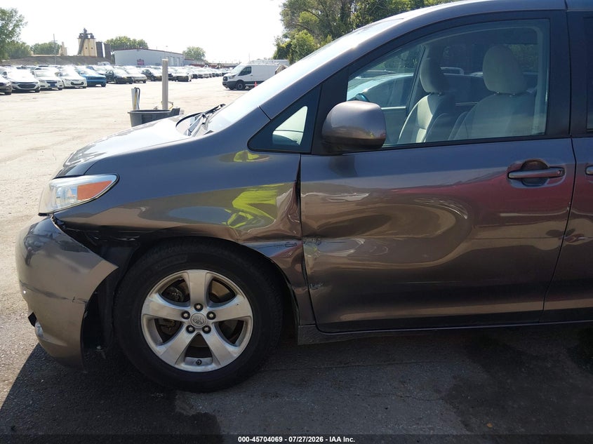 2016 TOYOTA SIENNA auction photo 6