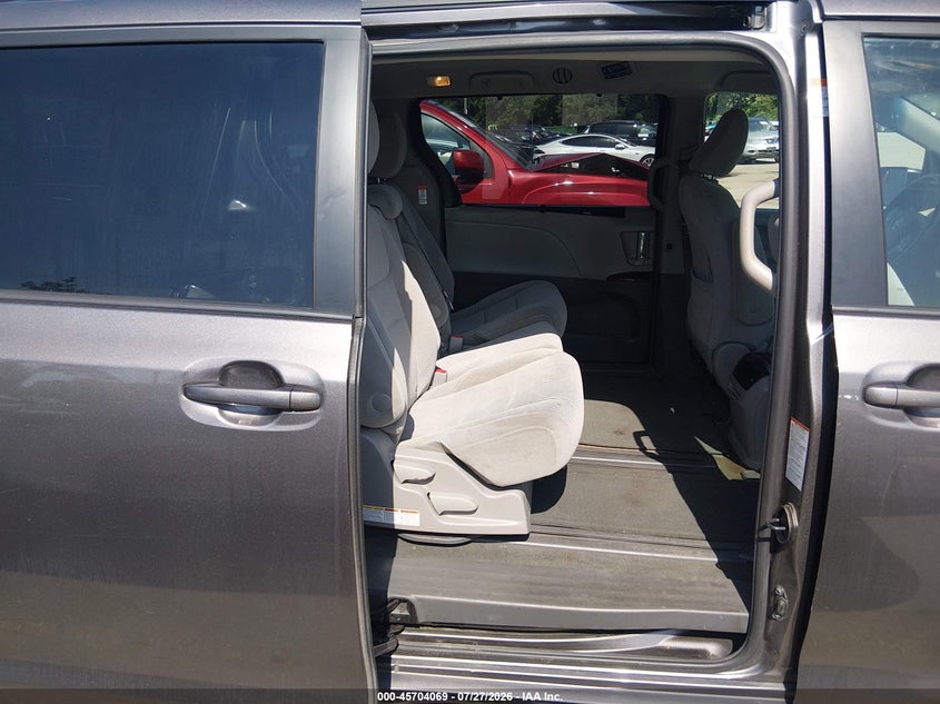 2016 TOYOTA SIENNA auction photo 8