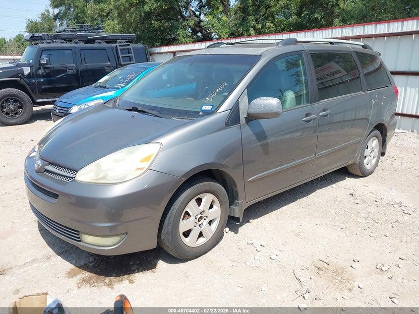 2004 TOYOTA SIENNA auction photo 2