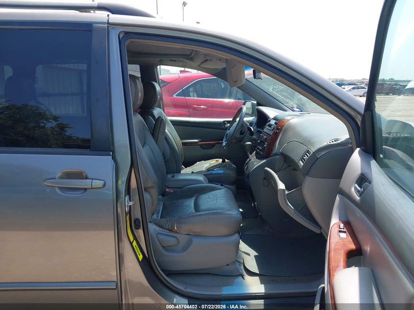 2004 TOYOTA SIENNA auction photo 5
