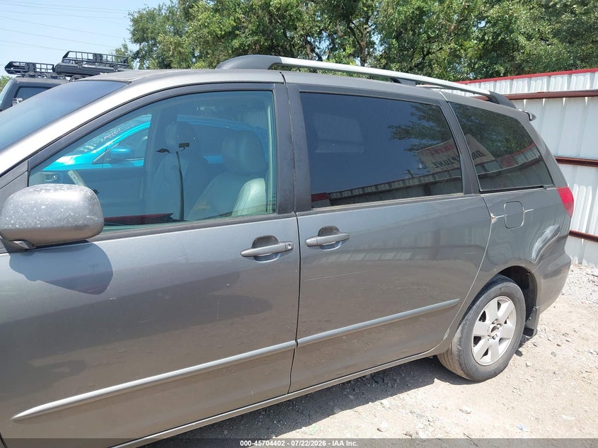 2004 TOYOTA SIENNA auction photo 6