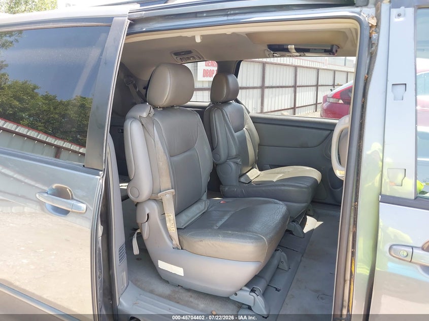 2004 TOYOTA SIENNA auction photo 8