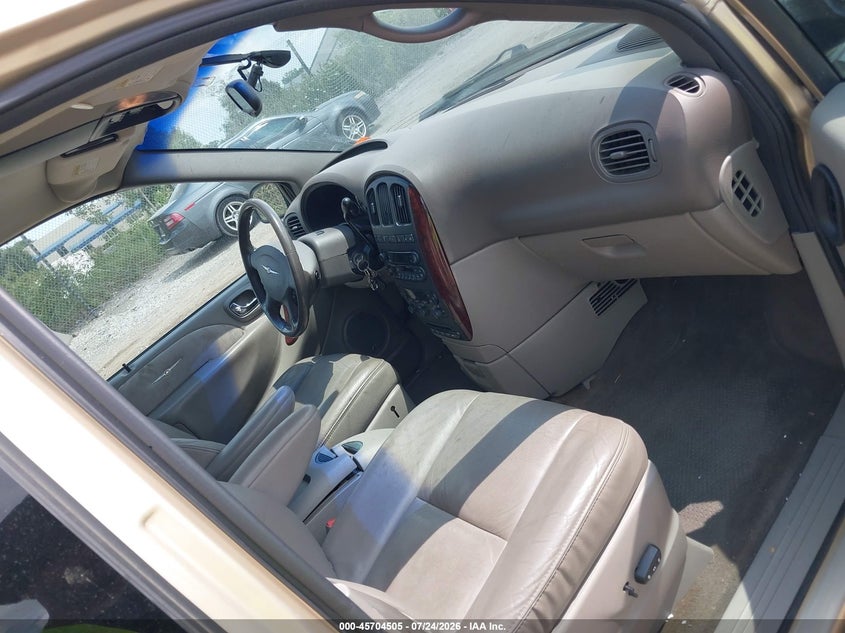 2001 CHRYSLER TOWN & COUNTRY auction photo 5