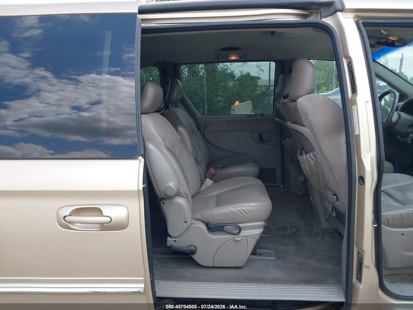 2001 CHRYSLER TOWN & COUNTRY auction photo 8