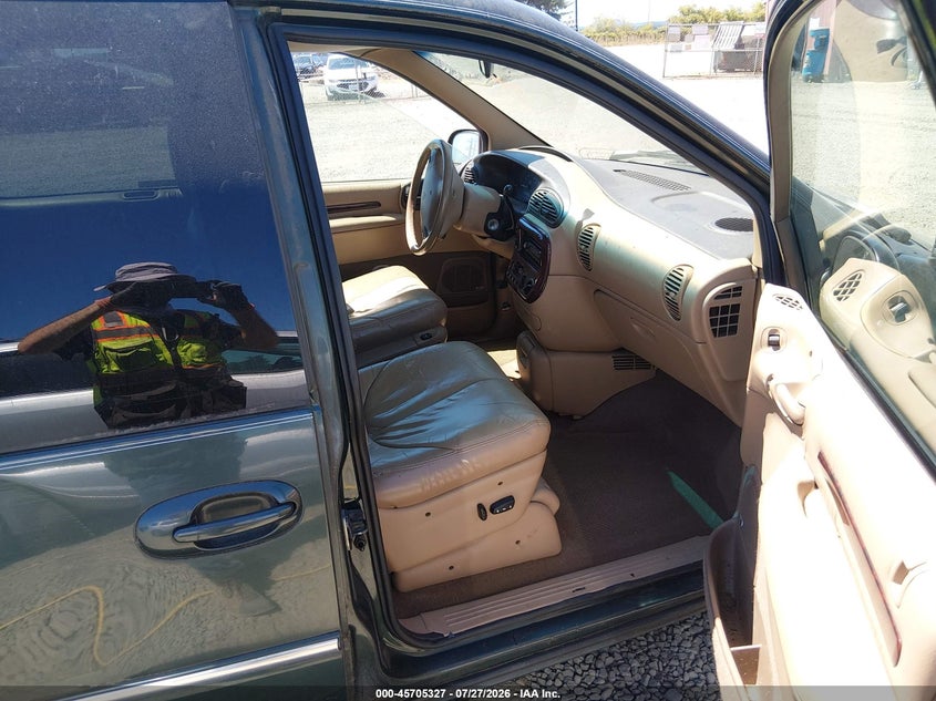 2000 CHRYSLER TOWN & COUNTRY auction photo 5