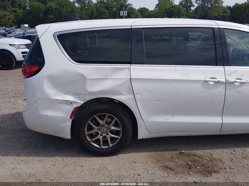 2023 CHRYSLER PACIFICA auction photo 6