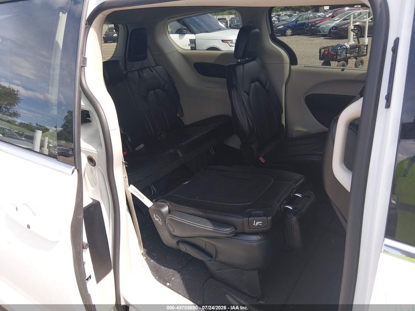 2023 CHRYSLER PACIFICA auction photo 8