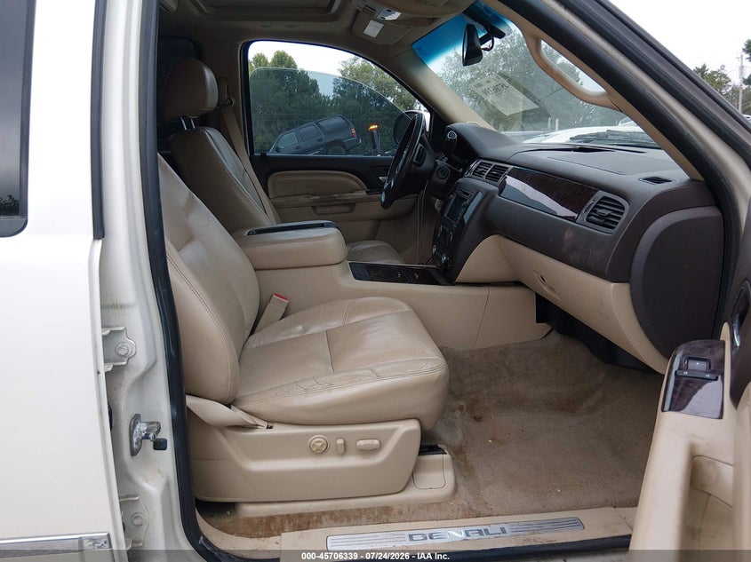 2011 GMC YUKON XL 1500 auction photo 5