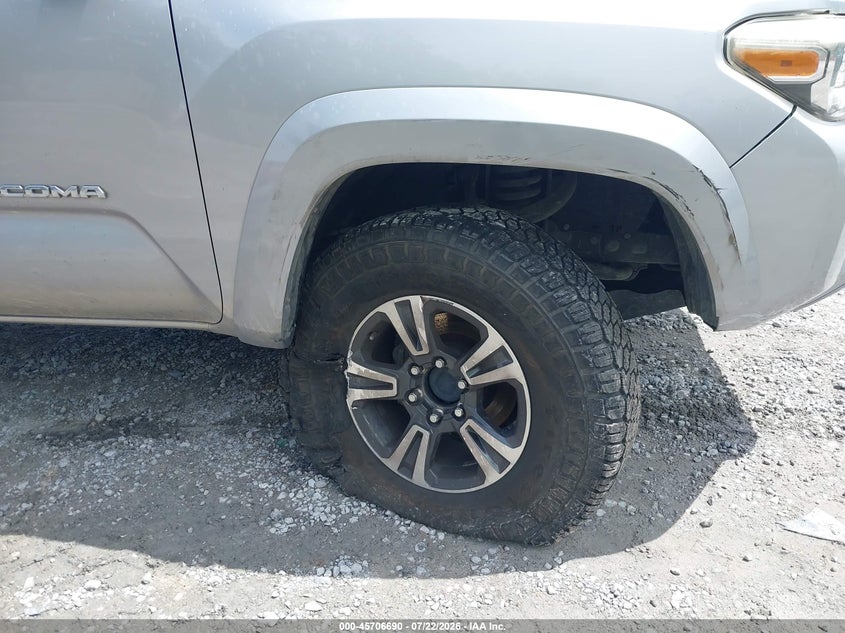 2017 TOYOTA TACOMA auction photo 6