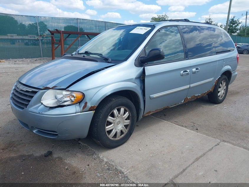 2005 CHRYSLER TOWN & COUNTRY auction photo 2