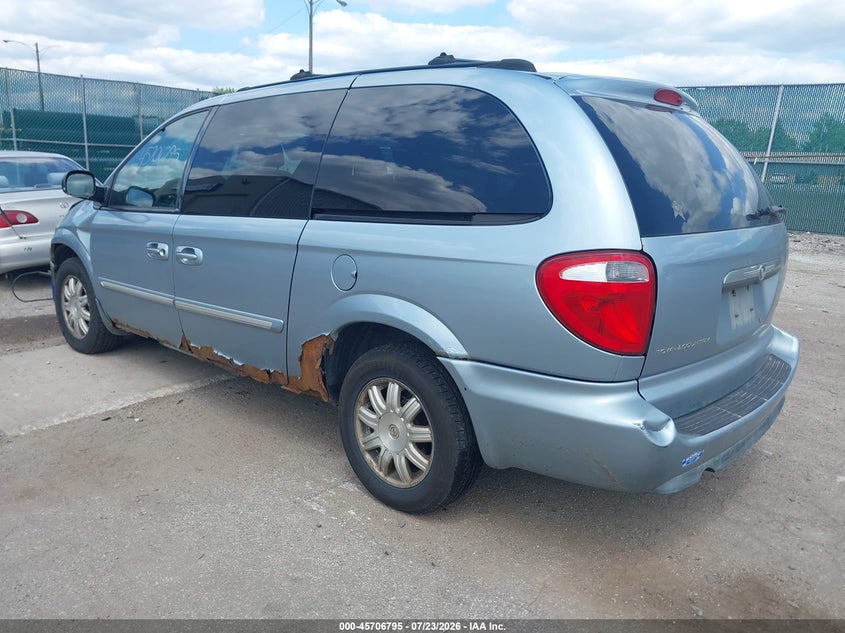 2005 CHRYSLER TOWN & COUNTRY auction photo 3