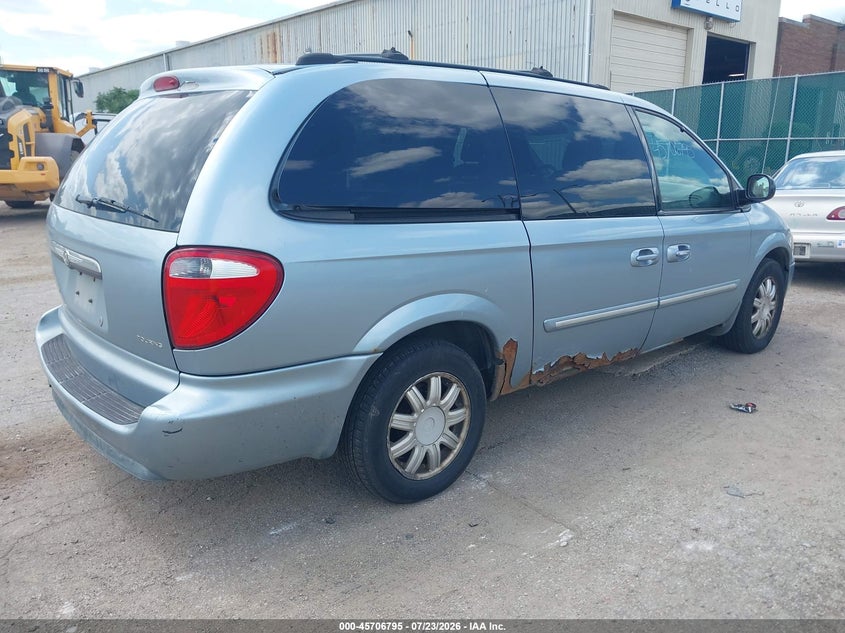 2005 CHRYSLER TOWN & COUNTRY auction photo 4