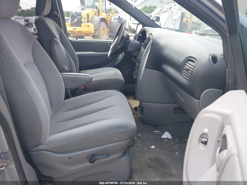 2005 CHRYSLER TOWN & COUNTRY auction photo 5