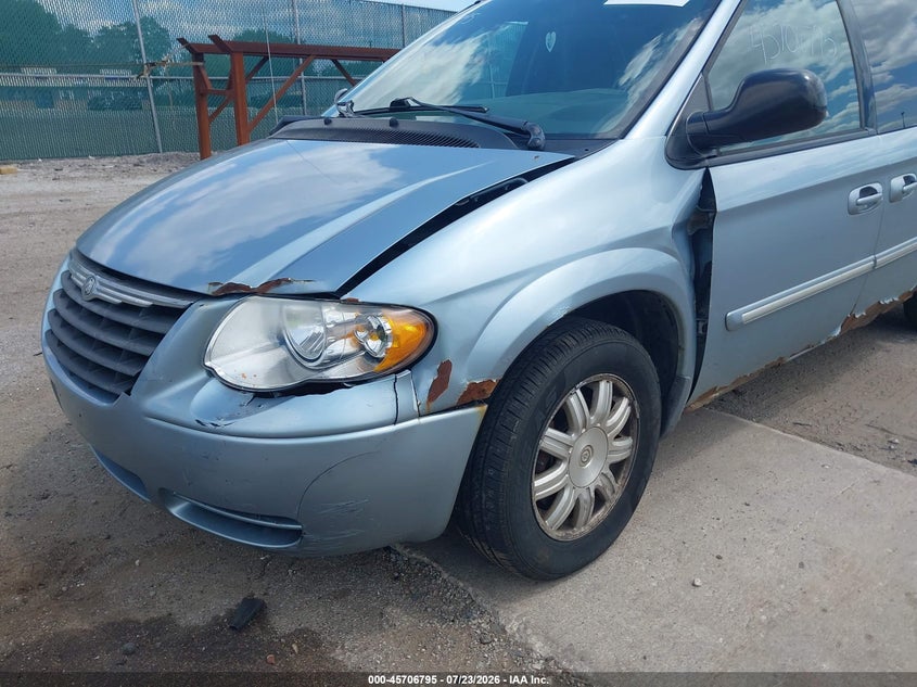 2005 CHRYSLER TOWN & COUNTRY auction photo 6