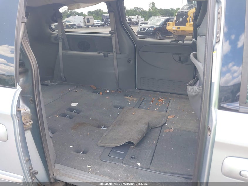 2005 CHRYSLER TOWN & COUNTRY auction photo 8