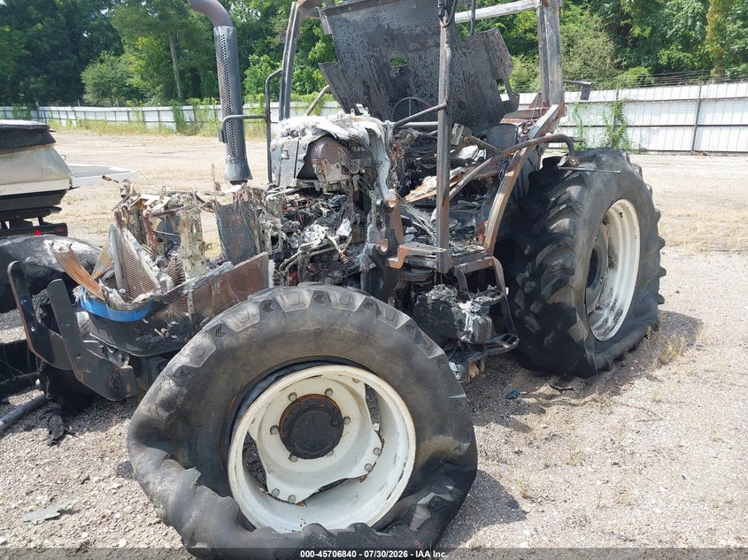 2017 NEW HOLLAND TRACTOR auction photo 2
