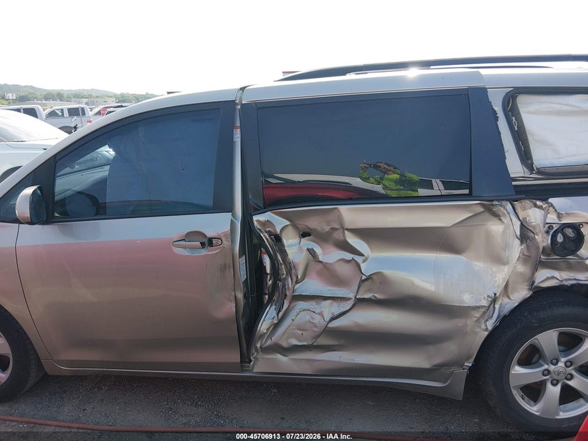 TOYOTA SIENNA - zdjęcie 14
