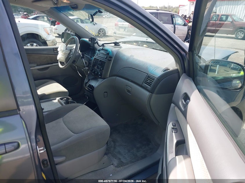2009 TOYOTA SIENNA auction photo 5