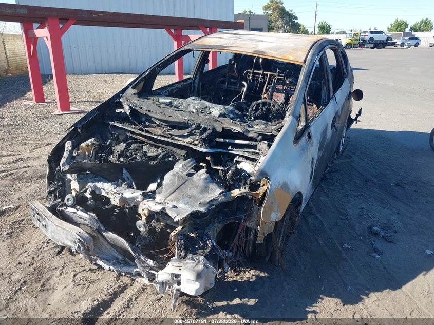 Vin: jtdzn3eu4fj025766, lot: 46205847, toyota prius v five 20152