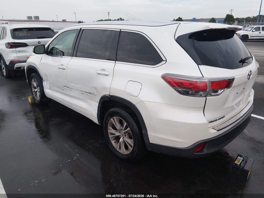 2015 Toyota Highlander Xle V6, Левый бок, IAAI, VIN 5TDKKRFH8FS114421 — фото 2