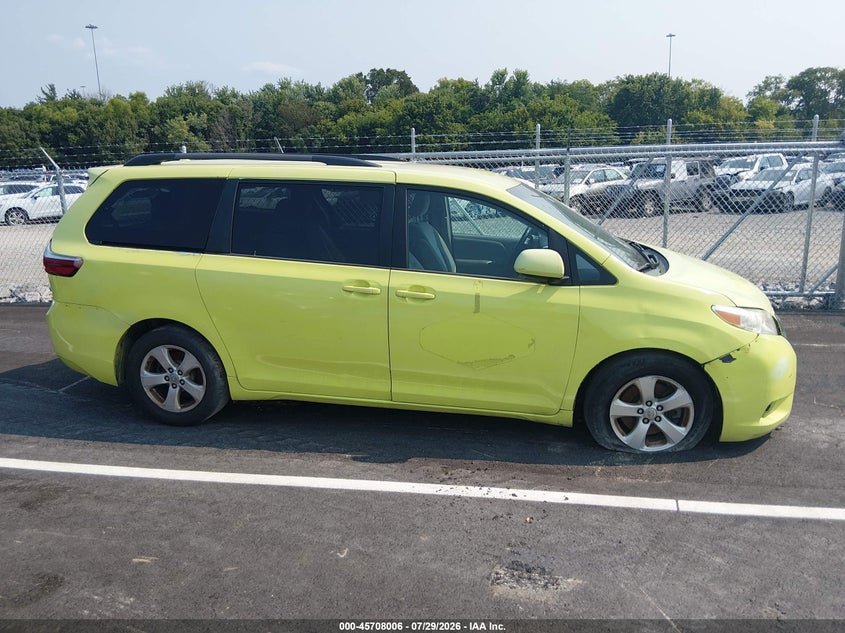 TOYOTA SIENNA - zdjęcie 13