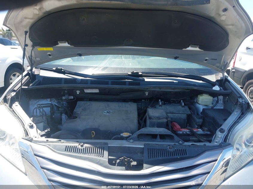 TOYOTA SIENNA - zdjęcie 10