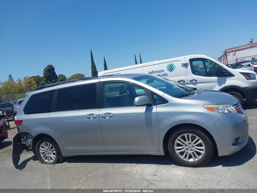 TOYOTA SIENNA - zdjęcie 13