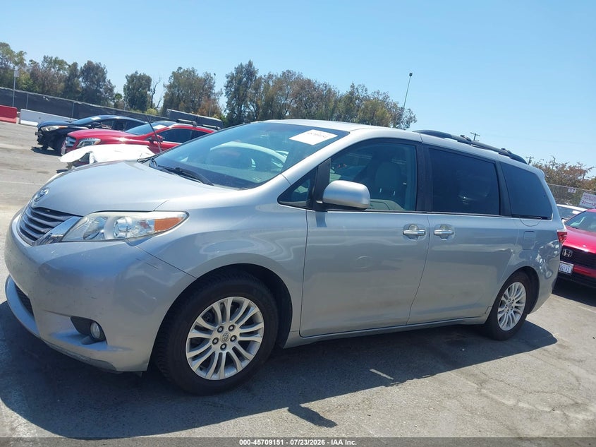 TOYOTA SIENNA - zdjęcie 14