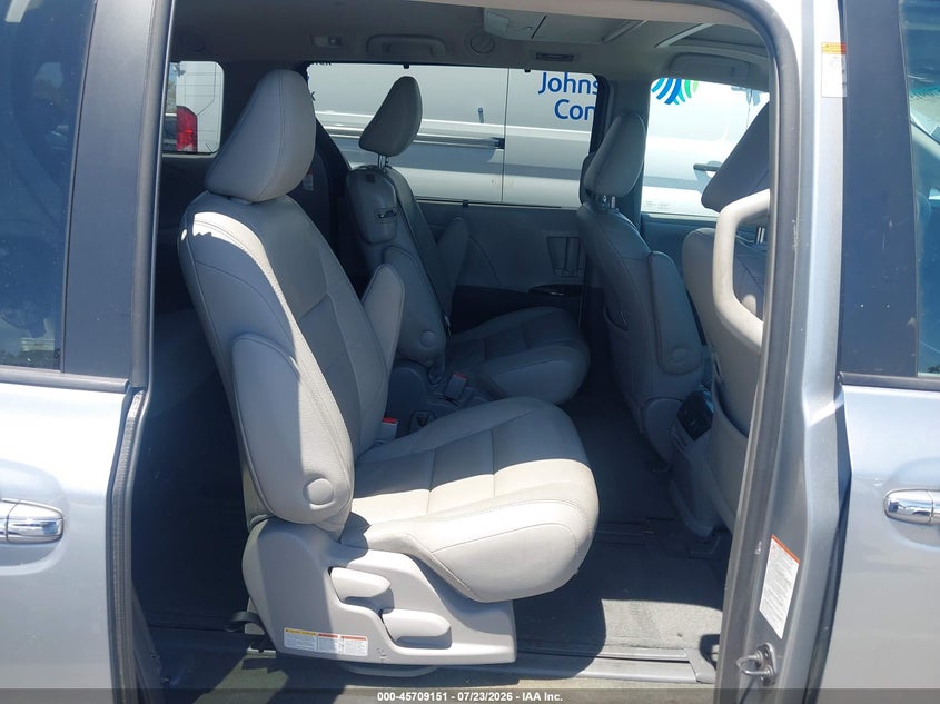 TOYOTA SIENNA - zdjęcie 8