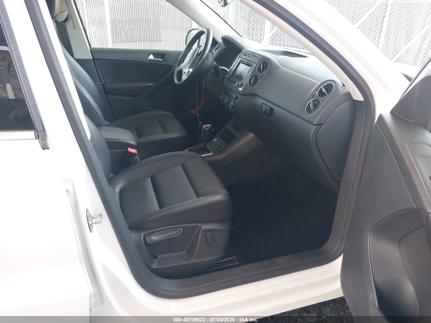 VOLKSWAGEN TIGUAN 2017 VIN WVGSV7AX1HK005881