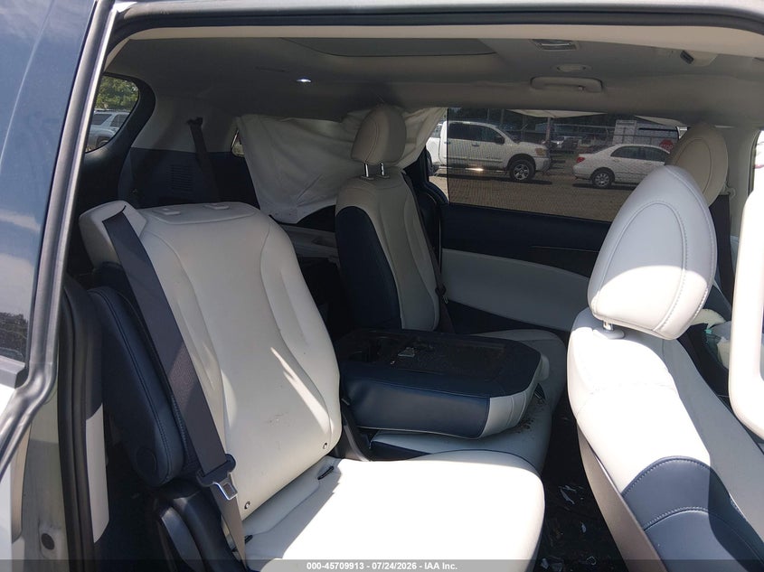 2025 KIA CARNIVAL MPV HYBRID auction photo 8