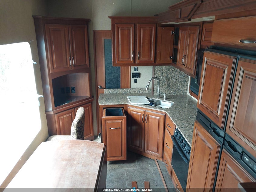 2013 REDWOOD 36FL 5TH WHL TRAVEL TRAILER auction photo 8