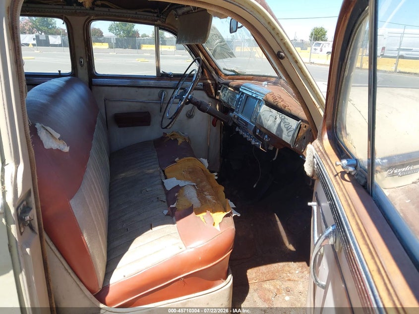 1948 CHRYSLER 4 DOOR SEDAN auction photo 5