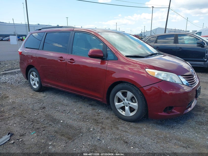 2015 TOYOTA SIENNA auction photo 1