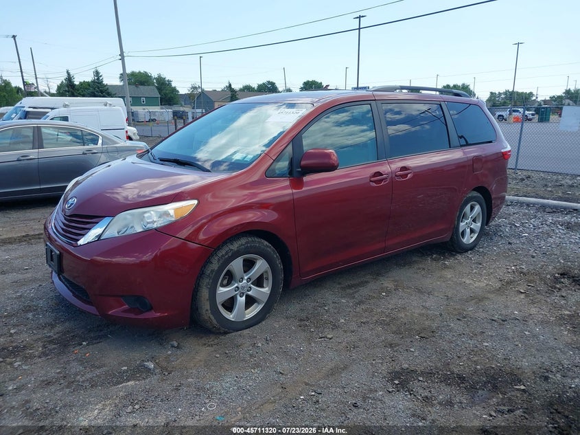 2015 TOYOTA SIENNA auction photo 2