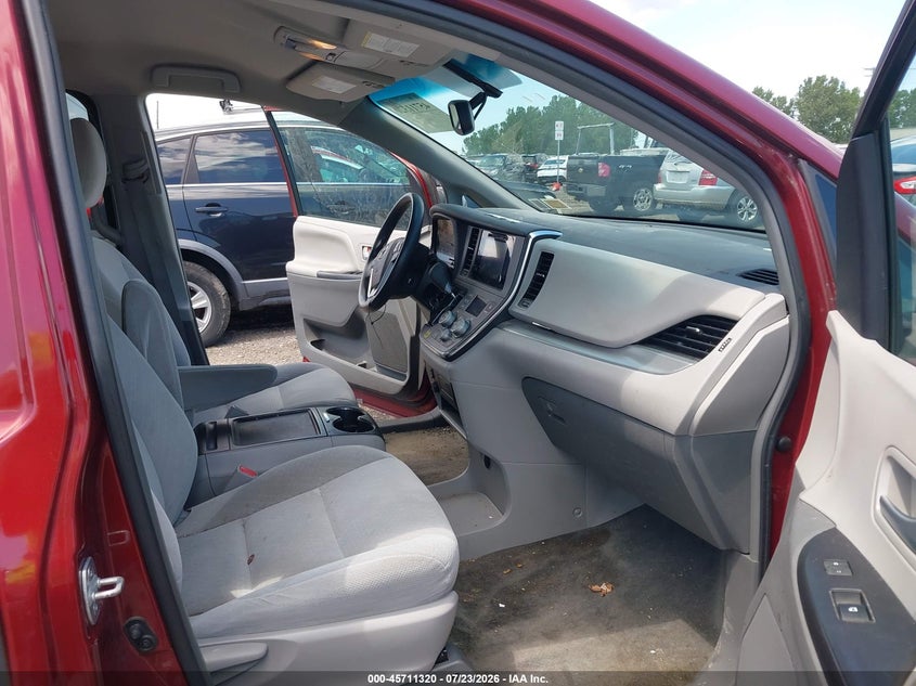 2015 TOYOTA SIENNA auction photo 5