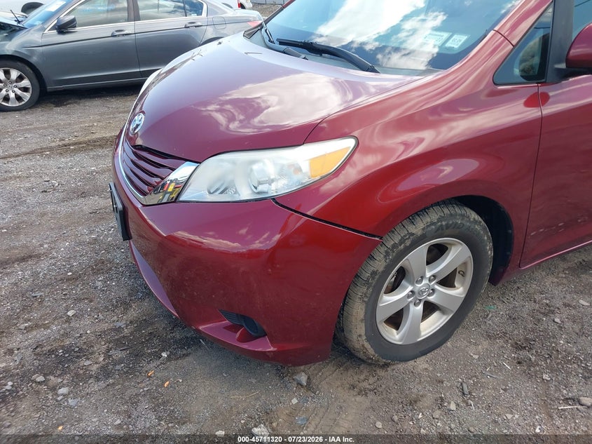 2015 TOYOTA SIENNA auction photo 6
