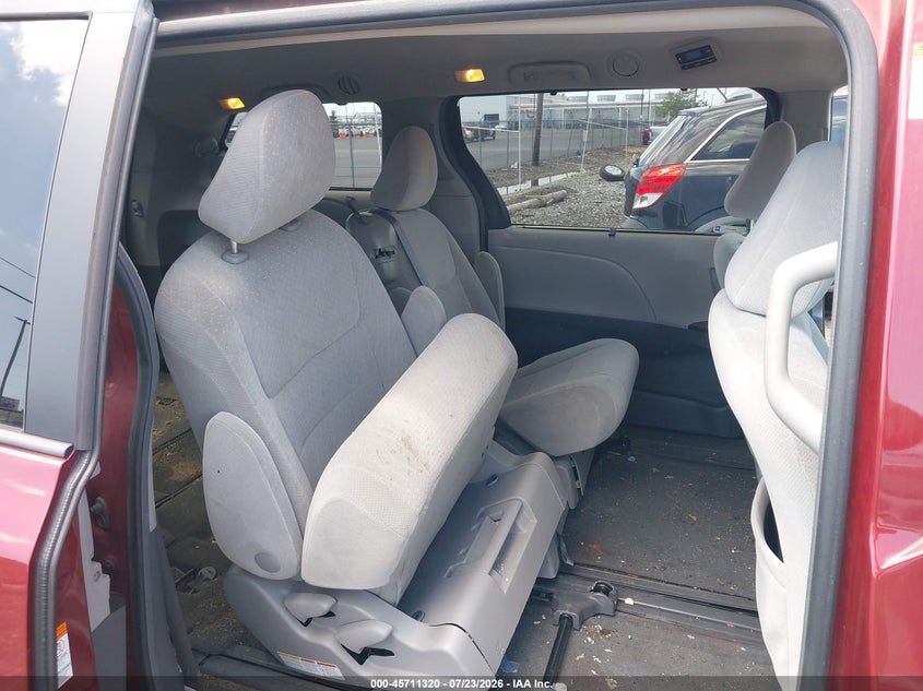 2015 TOYOTA SIENNA auction photo 8