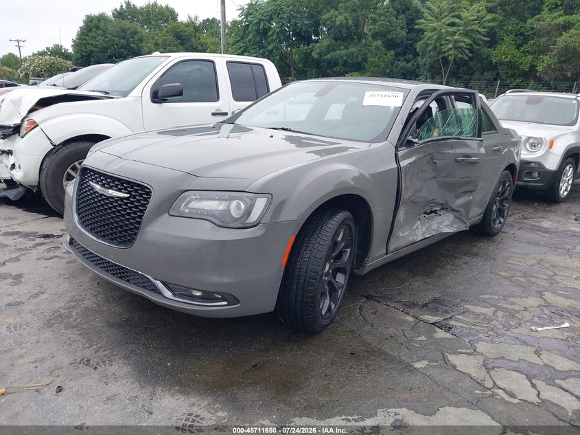 2019 Chrysler 300, Левый бок, IAAI, VIN 2C3CCABG0KH648140 — фото 2