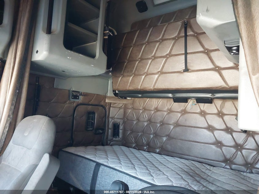 2005 FREIGHTLINER CONVENTIONAL auction photo 6