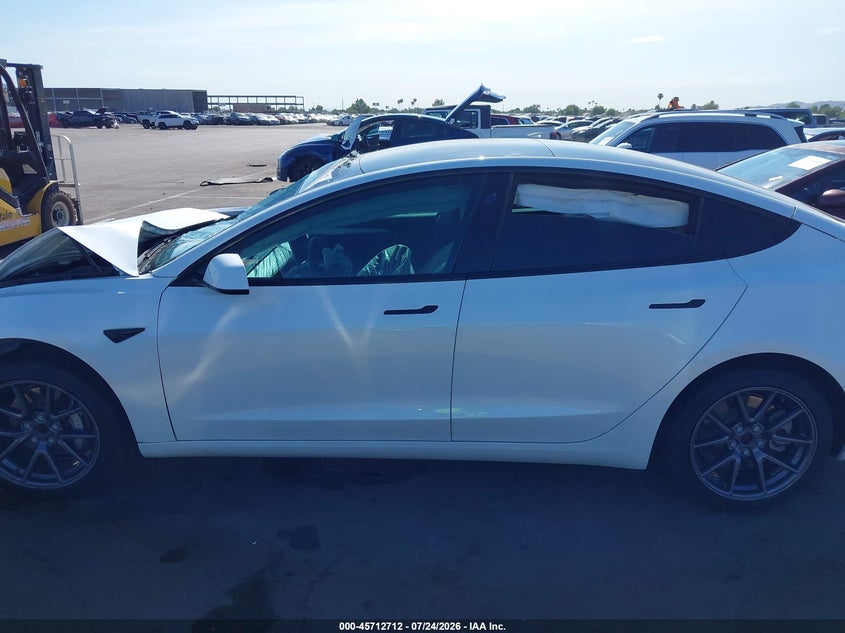 TESLA MODEL 3 - zdjęcie 15
