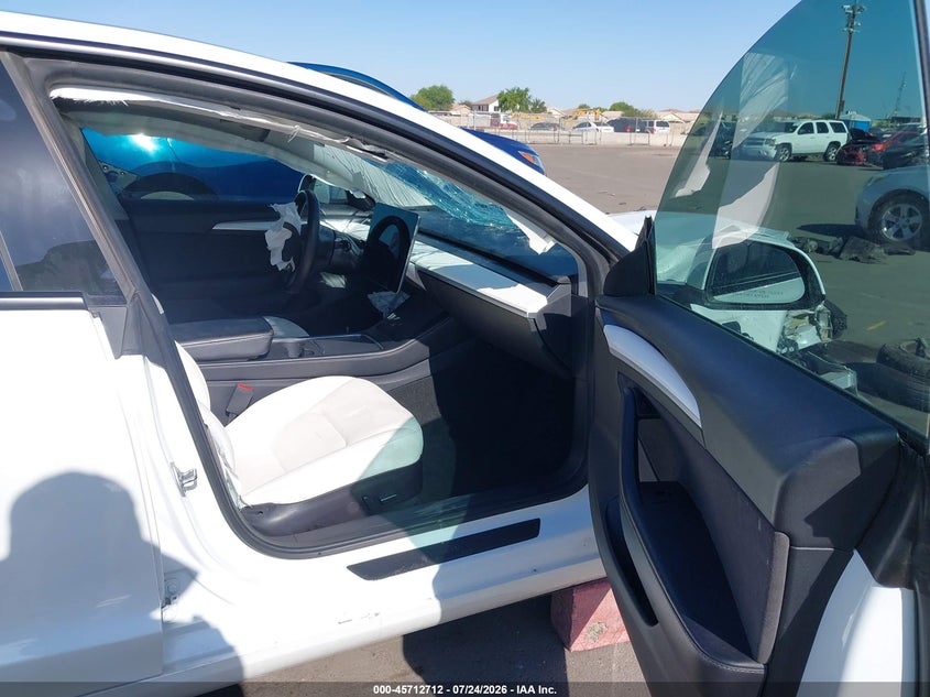 TESLA MODEL 3 - zdjęcie 5