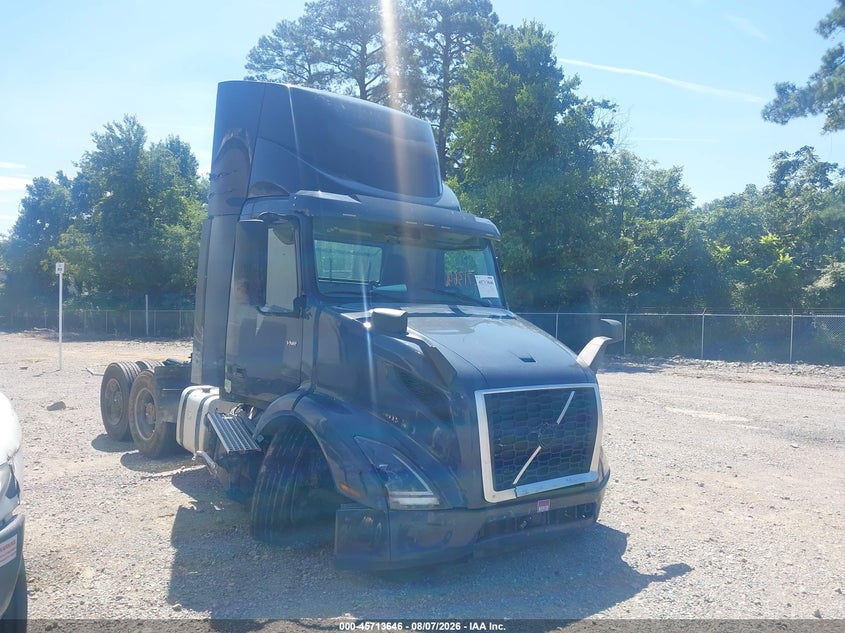 2020 VOLVO VNR auction photo 1