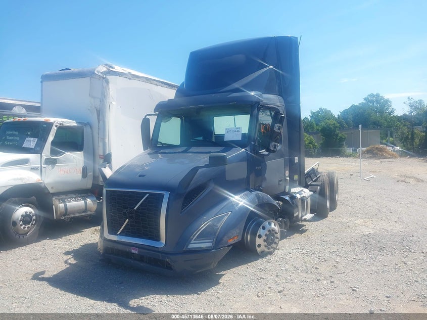 2020 VOLVO VNR auction photo 2